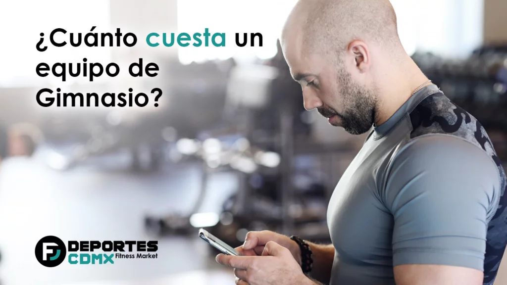 Foto de un hombre pelón en un gimnasio viendo su celular con el texto ¿Cuánto cuesta un equipo de gimnasio?